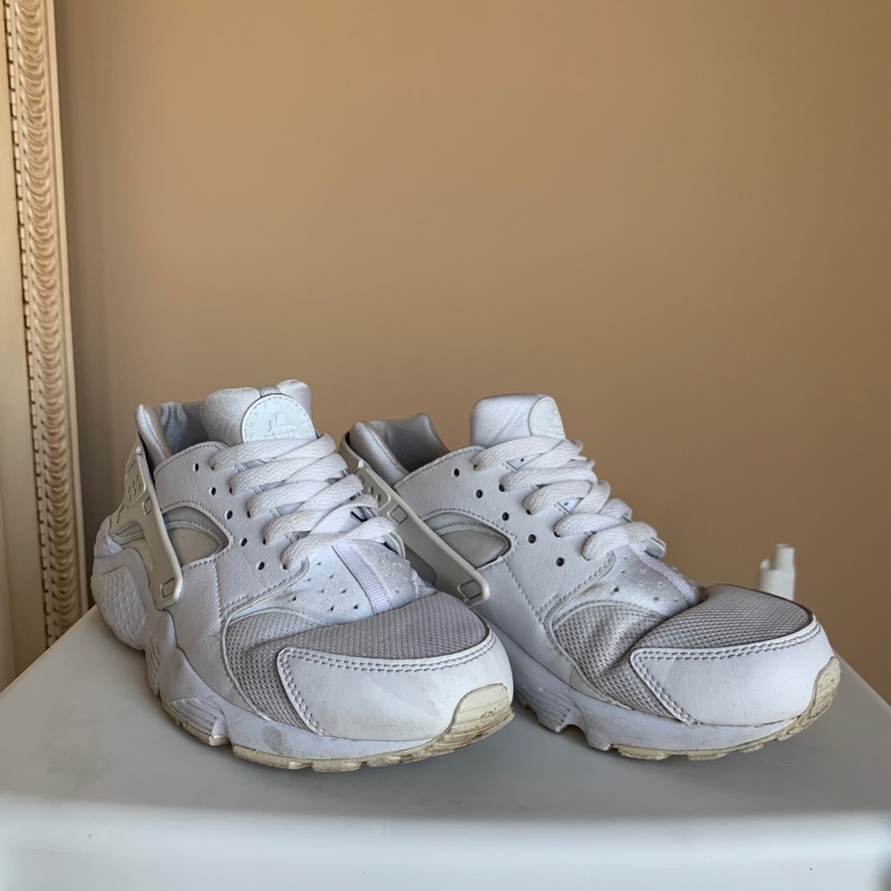 White Nike Huaraches